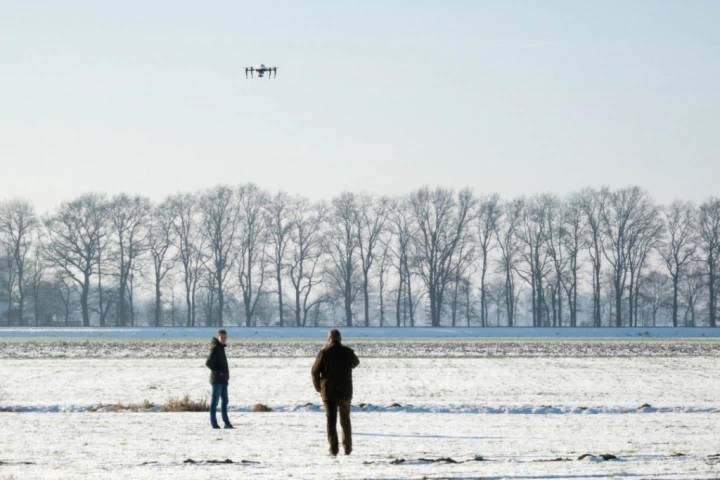 Afbeelding: Herzo van der Wal en Willem van Lulofs Umbgrove in actie tijdens demonstratie: Drones redden reeën